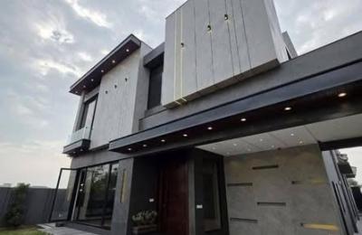 1 Kanal Beautiful Designer House Available for Sale