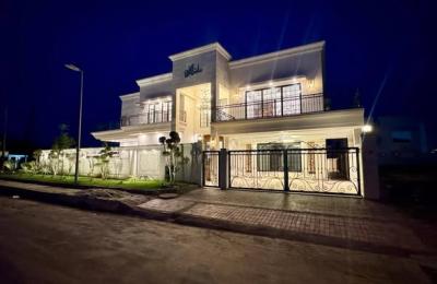 1.5 Kanal House with swimming pool House