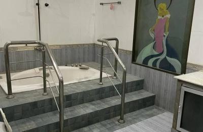 House for rent Johar town phase 2.1 kanal dabal store 6 bed 🛏️ dabal kitchen